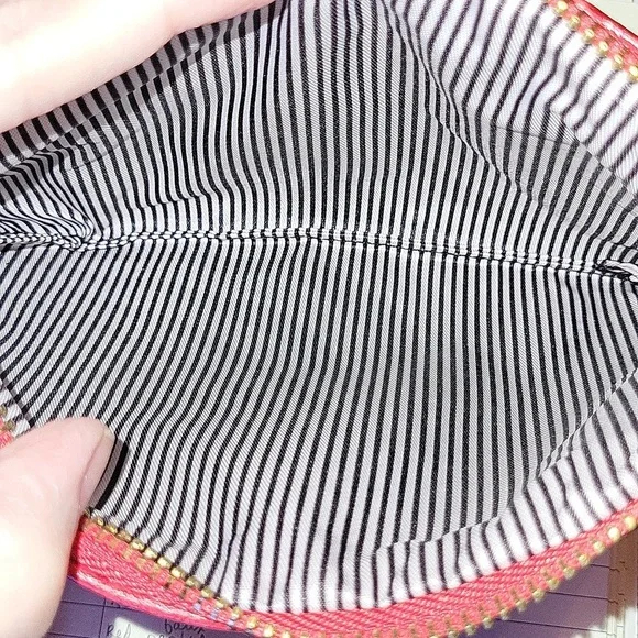 Elegant Faux Crocodile-Embossed Women's Wristlet - Picture 3 of 3